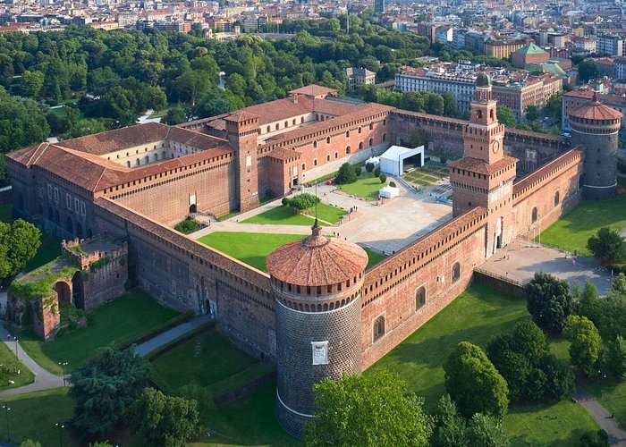 Visitatori con audioguida al Castello Sforzesco
